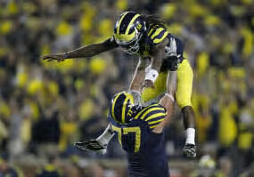 /home/wpcom/public_html/wp-content/blogs.dir/f2e/20442432/files/2011/09/denard-robinson-celebration.jpg