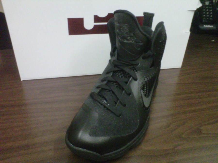 /home/wpcom/public_html/wp-content/blogs.dir/f2e/20442432/files/2011/11/lebron-9-blackout-3.jpg